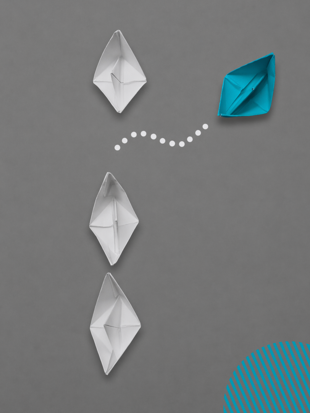Barcos de papel sobre a mesa.